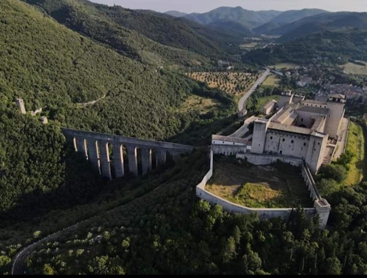 Apartamento Sotto I Tetti Del Borgo Spoleto Exterior foto