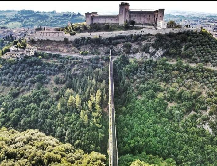 Apartamento Sotto I Tetti Del Borgo Spoleto Exterior foto